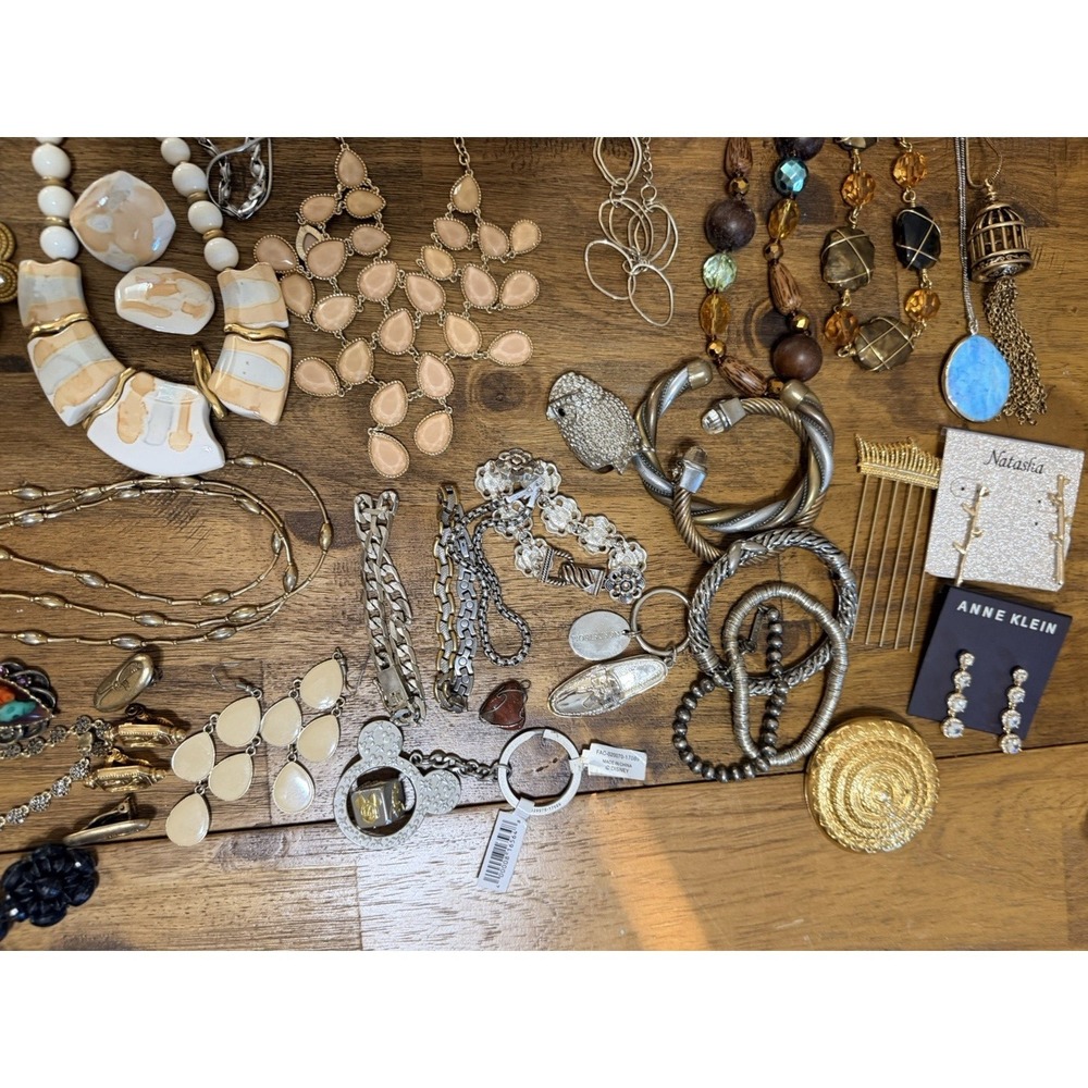 Vintage Modern Costume 99 Pieces Jewelry Lot Signed Necklace Earrings Broach - Picture 8 of 16